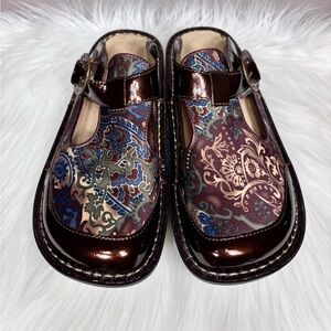 ALEGRIA Mules with Intricate Patterns